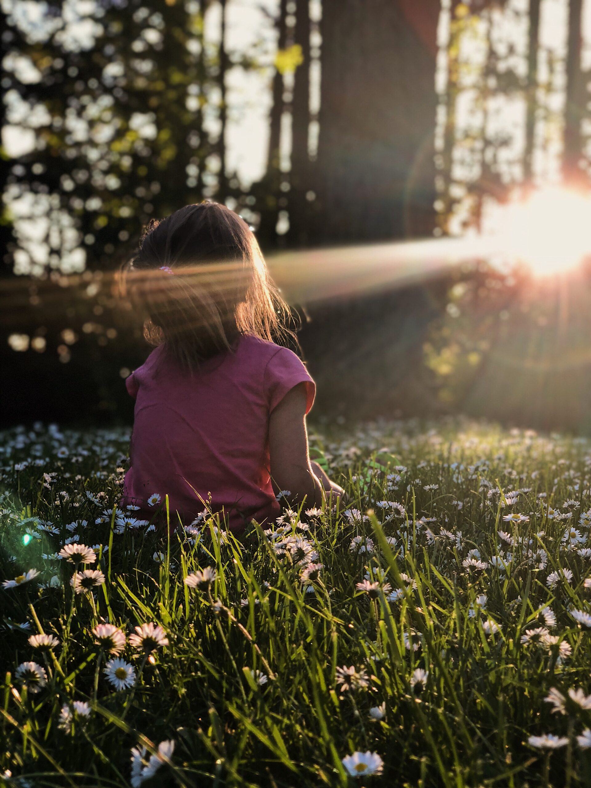 enfant dans la nature paisible